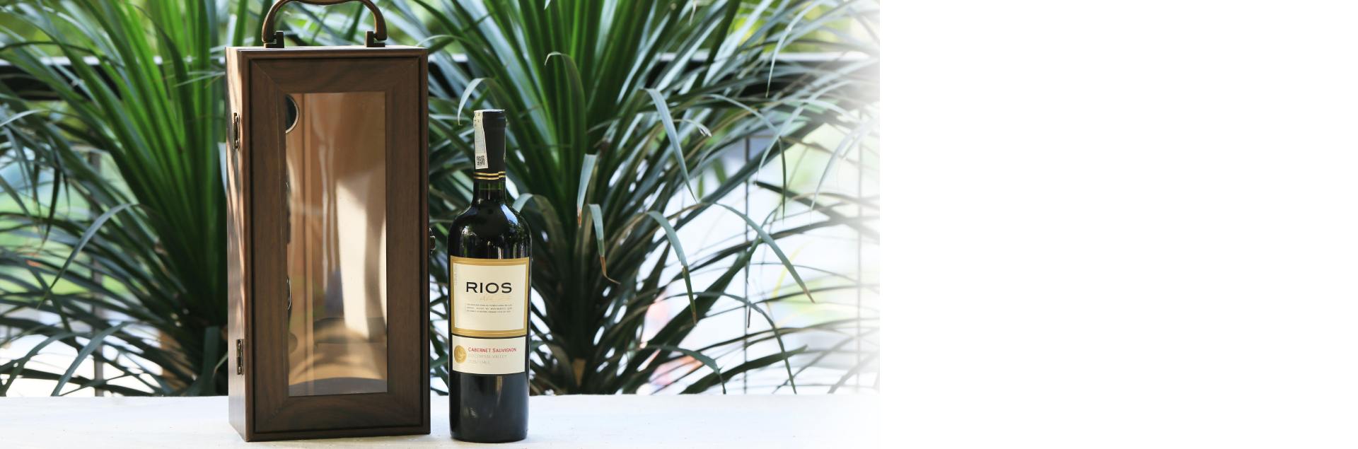 Rượu Vang Chile Rios de chile Cabernet Sauvignon kèm hộp sơn mài đơn phối kính trong